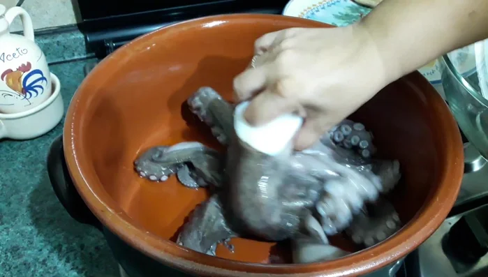 In una pentola, aggiungere abbondante olio d'oliva. Aggiungere il polpo intero (o già tagliato a pezzi).