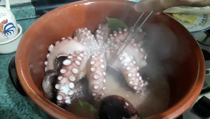 Aggiungere le foglie di alloro.