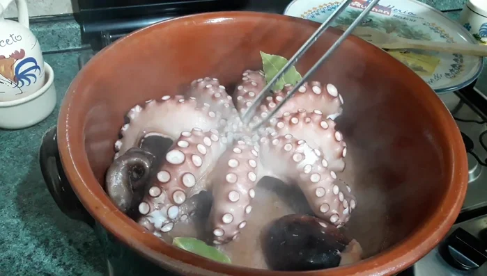 Cuocere a fuoco basso per 30 minuti, senza aggiungere acqua né sale.
