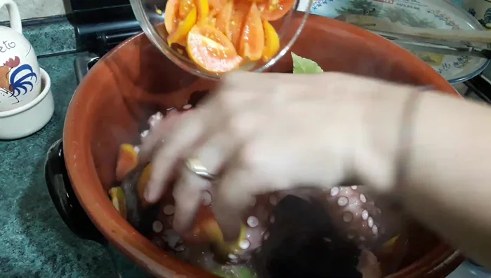 Aggiungere i pomodorini tagliati a spicchi e lo scalogno affettato.