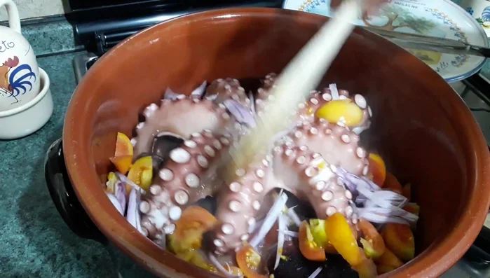 Cuocere a fuoco basso per altri 30 minuti, mescolando di tanto in tanto.