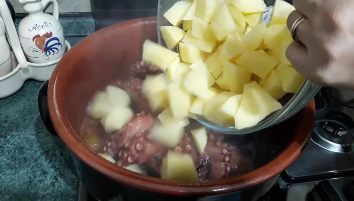 Aggiungere le patate a pezzettoni.