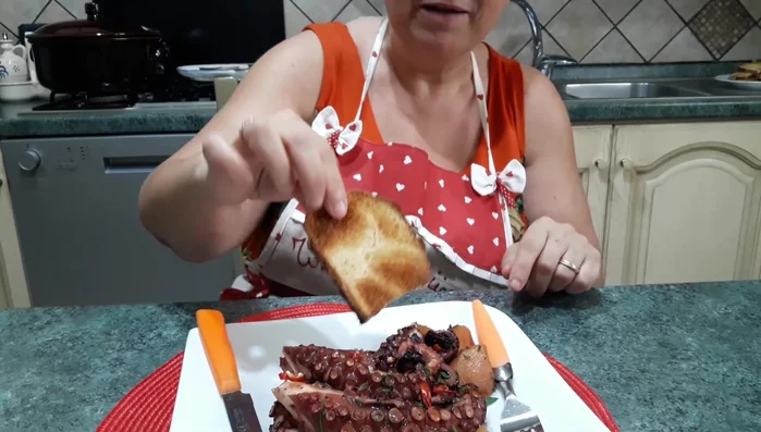 Servire caldo, accompagnando eventualmente con fette di pane tostato.