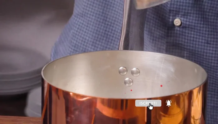 Aggiungere la carne nella padella e rosolare.