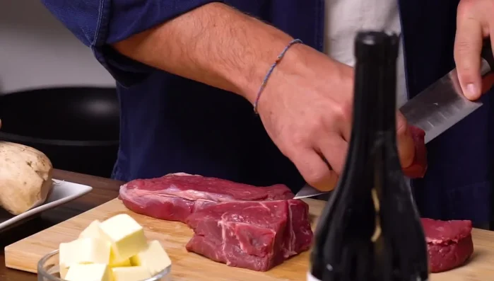 Tagliare la carne a bocconi grossi.