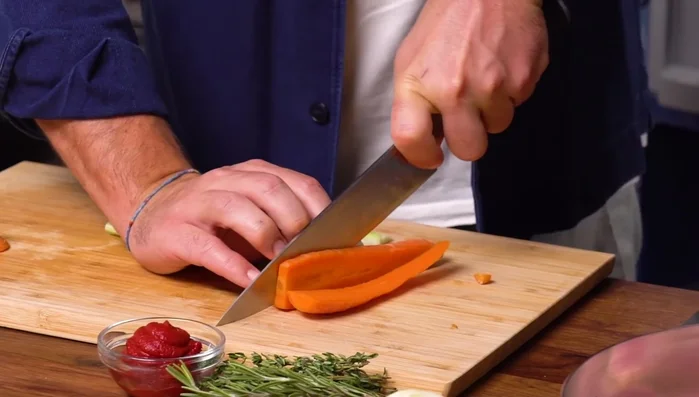 In una padella, rosolare le verdure (carote e sedano a dadini) con burro, sale e pepe.