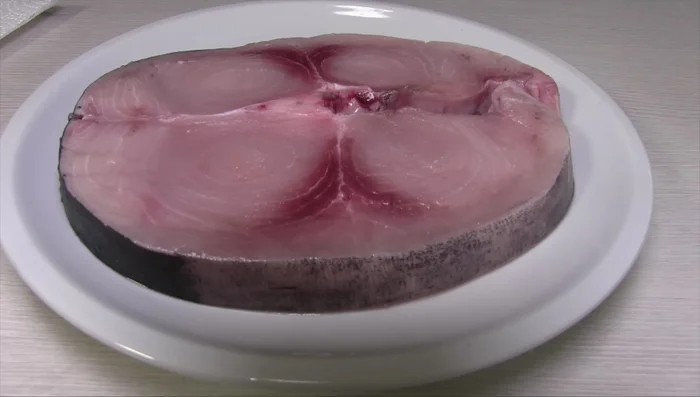 Se il pesce spada è congelato, scongelarlo lentamente in frigorifero su un piatto ricoperto da carta assorbente per assorbire i liquidi in eccesso. (162.04)