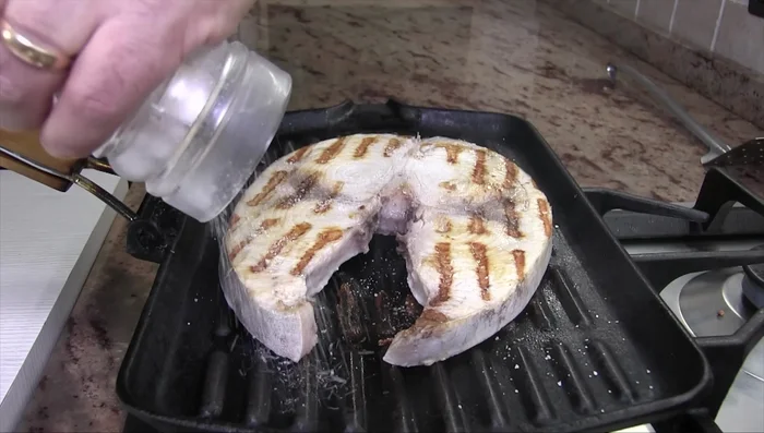 Dopo aver girato il trancio, aggiungere un pizzico di sale per favorire la fuoriuscita di liquidi che cattureranno i sapori. (337.409)