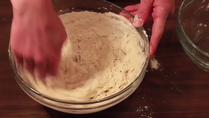 Impastare con le mani fino ad ottenere un impasto liscio ed elastico (circa 7-10 minuti). Aggiungere altra farina se necessario, o acqua tiepida se troppo asciutto. [101.87]