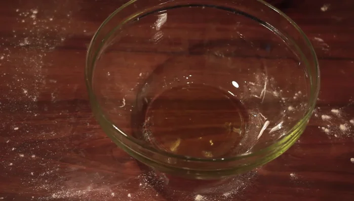 Lasciare lievitare l'impasto per 1 ora e mezza in una ciotola unta d'olio, in forno spento con la luce accesa e coperto. [179.15]