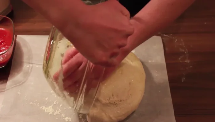 Stendere l'impasto su una superficie leggermente infarinata, dando una forma rettangolare di circa mezzo centimetro di altezza. [215.96]