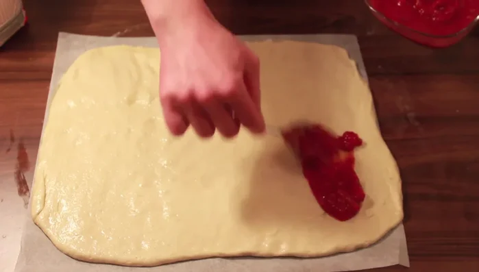 Condire con la salsa di pomodoro preparata, mozzarella e parmigiano grattugiato. [243.2]