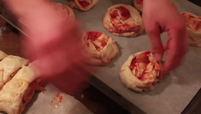 Disporre le fette su una placca da forno, aggiungere altro parmigiano e un filo d'olio. [283.5]