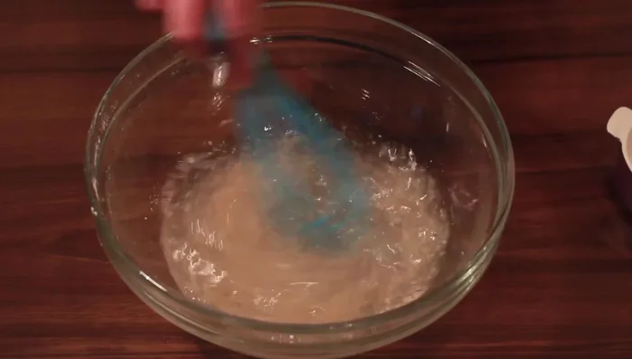 In una ciotola, sciogliere il lievito nell'acqua tiepida con una frusta. Aggiungere zucchero e miele, mescolare bene. [68.74]