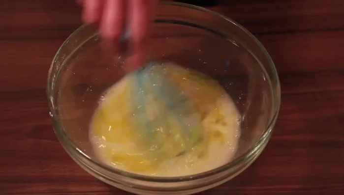 Aggiungere l'olio e poi la farina a poco a poco, creando una pastella. Aggiungere il sale. [82.79]