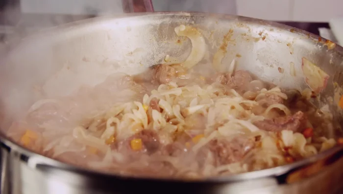 Aggiungere il brodo di carne fino a coprire la carne, le foglie di alloro e abbassare il fuoco al minimo.