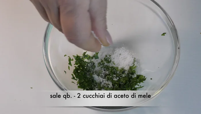 In un'altra ciotola, preparare un secondo condimento: sale, aceto di mele, olio extravergine di oliva, e mescolare.