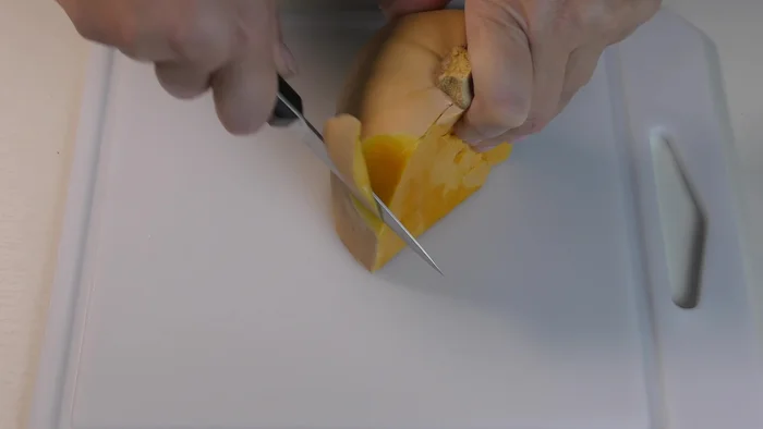 Togliere la buccia esterna.