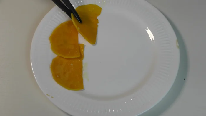Disporre le fette di zucca grigliate su un piatto da portata.