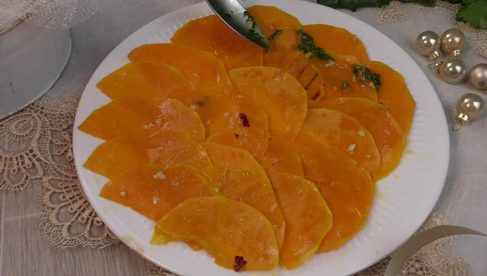 Distribuire il secondo condimento (sale, aceto, olio) sulle fette di zucca.