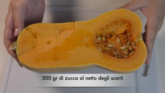 Iniziare tagliando la zucca a metà. Rimuovere semi e filamenti.