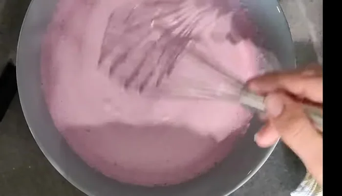 Coprire la terrina con la pellicola e mettere in freezer per 1 ora/1 ora e mezza oppure in frigorifero per un paio d'ore.