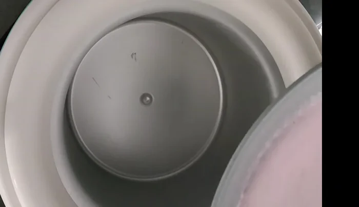 Versare il composto nella ciotola della gelatiera.