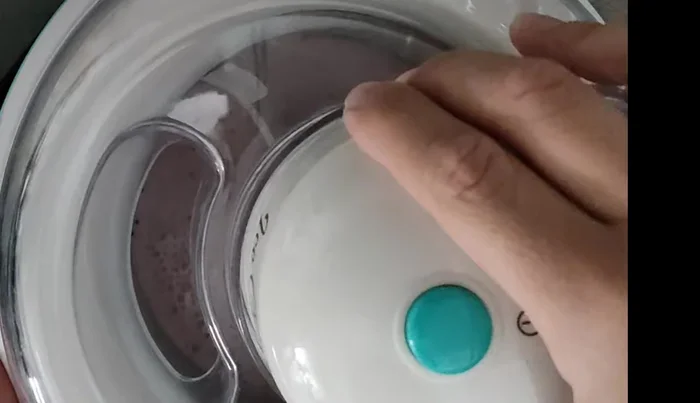 Azionare la gelatiera e far mantecare per circa 35 minuti (o fino a raggiungere la consistenza desiderata).