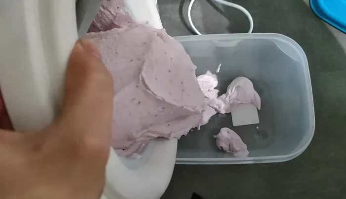 Trasferire il gelato in un contenitore usando una spatola di silicone per evitare di graffiare la gelatiera.