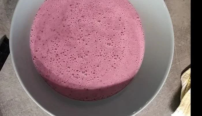 Aggiungere la panna fresca e miscelare con una frusta fino ad ottenere una consistenza liscia e omogenea.