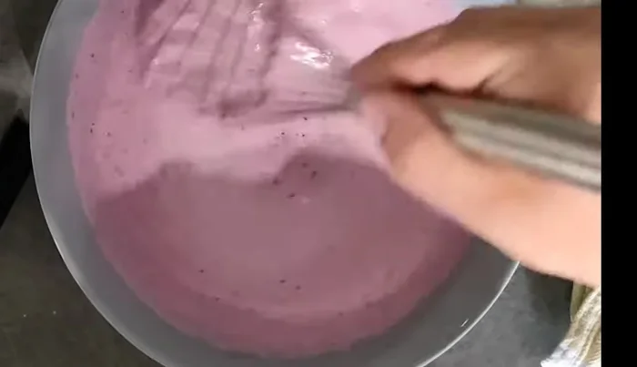 Inserire la ciotola della gelatiera nel congelatore per almeno 18 ore prima dell'utilizzo.