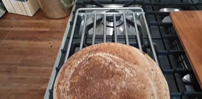 Una volta cotti, mettete i testaroli su una griglia per farli asciugare e impedire che si inumidischino con l'acqua residua.