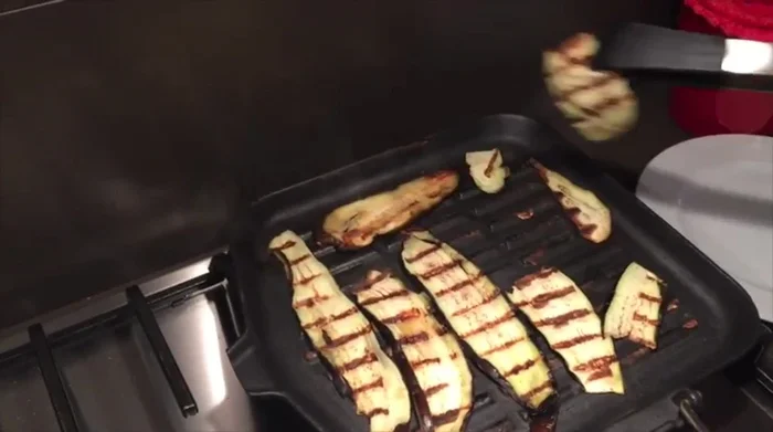 Una volta cotte, trasferire le melanzane su un piatto e condire con un filo d'olio d'oliva. Se si desidera, aggiungere anche uno spicchio d'aglio tritato.