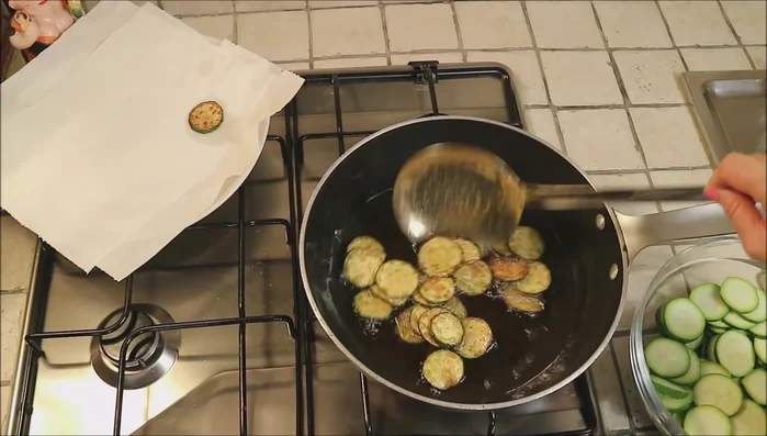 Cuocere le zucchine fino a doratura. Scolare e mettere su carta assorbente.