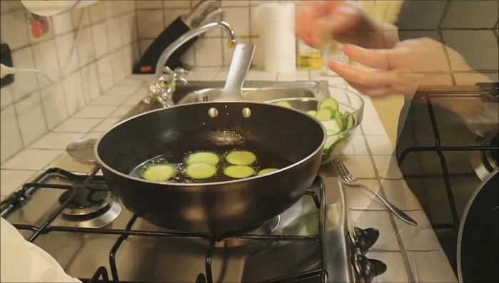 Salare le zucchine subito dopo la cottura.