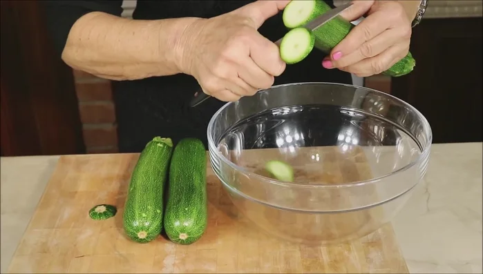 Lavare e asciugare le zucchine. Tagliarle a rondelle.