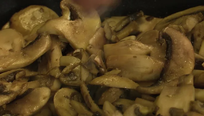 Aggiungere i funghi affettati e cuocere per una decina di minuti, coprendo la padella.
