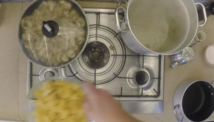 Nel frattempo, cuocere i rigatoni in abbondante acqua salata.