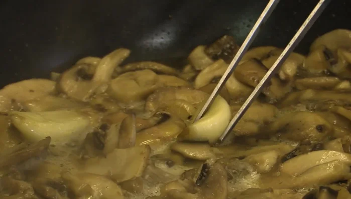Aggiungere la farina e mescolare bene per creare un roux.