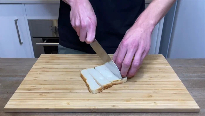 Nel frattempo, preparare il pangrattato: tagliare 6 fette di pane bianco a dadini e tostarle in forno per 12-14 minuti.
