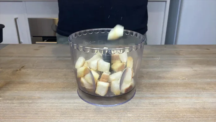 Schiacciare i crostini tostati fino ad ottenere un pangrattato fine.