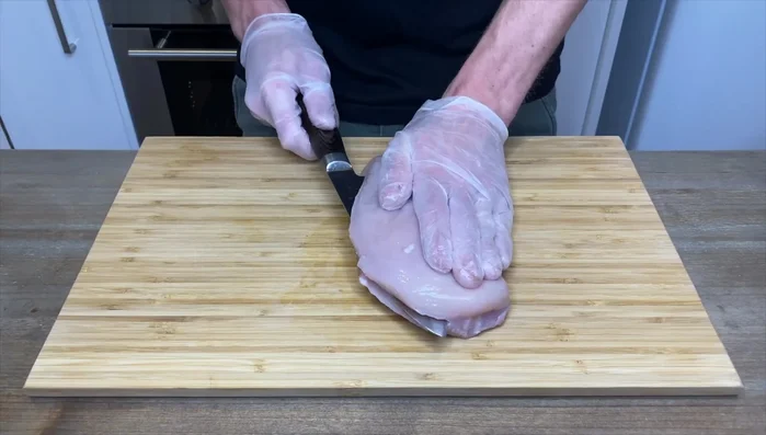 Aprire i petti di pollo a farfalla e batterli per appiattirli.