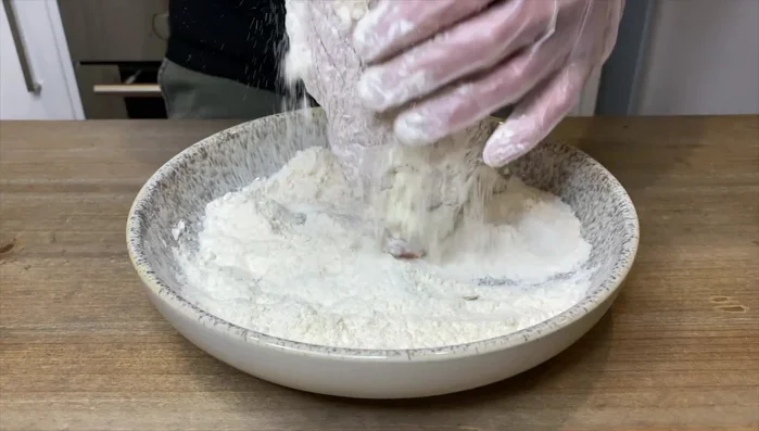 Passare i petti di pollo nella farina, quindi nell'uovo sbattuto e infine nel pangrattato aromatizzato.