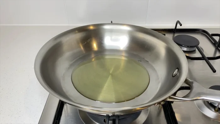 Cuocere il pollo in una padella con 45ml di olio d'oliva per 2 minuti per lato.