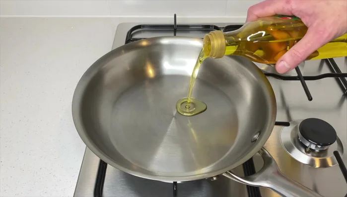 In una padella a fuoco alto, aggiungere 45 ml di olio d'oliva e soffriggere l'aglio per 45 secondi.