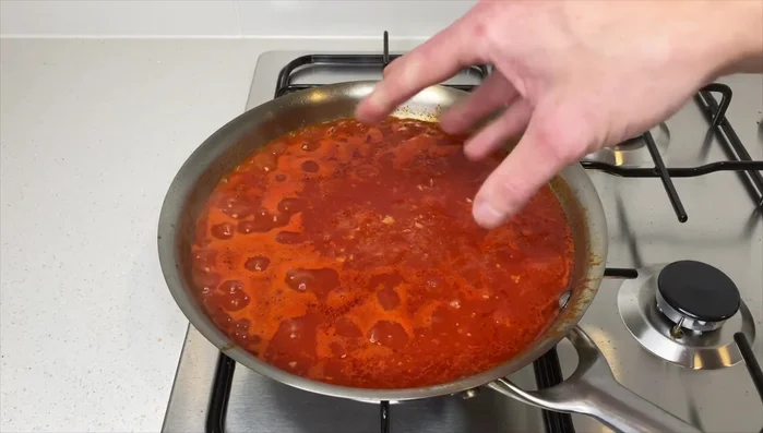 Portare a ebollizione, quindi aggiungere 2 cucchiaini di sale marino e 1 cucchiaino e mezzo di pepe nero.