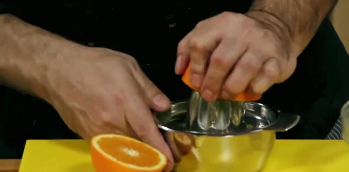 Preparare una vinagreta all'arancia: spremere mezzo arancio, aggiungere olio extra vergine di oliva e sale, emulsionare con una forchetta. (149.92)
