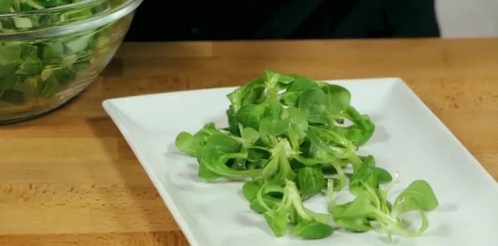 Disporre i gamberoni cotti sulla valeriana, aggiungere i pezzetti di agrumi pelati a vivo. (203.28)
