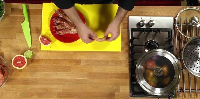 Nel frattempo, preparare i gamberoni rimuovendo il carapace e l'intestino. (62.6)