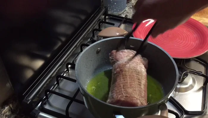 Aggiungere sedano, carota e cipolla tritati finemente e preparare un soffritto.